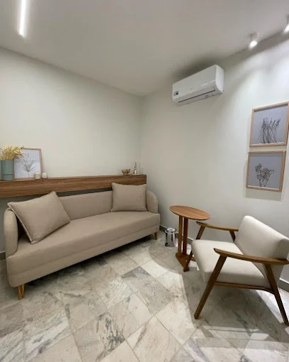 Sala de atendimento com sofá e poltrona