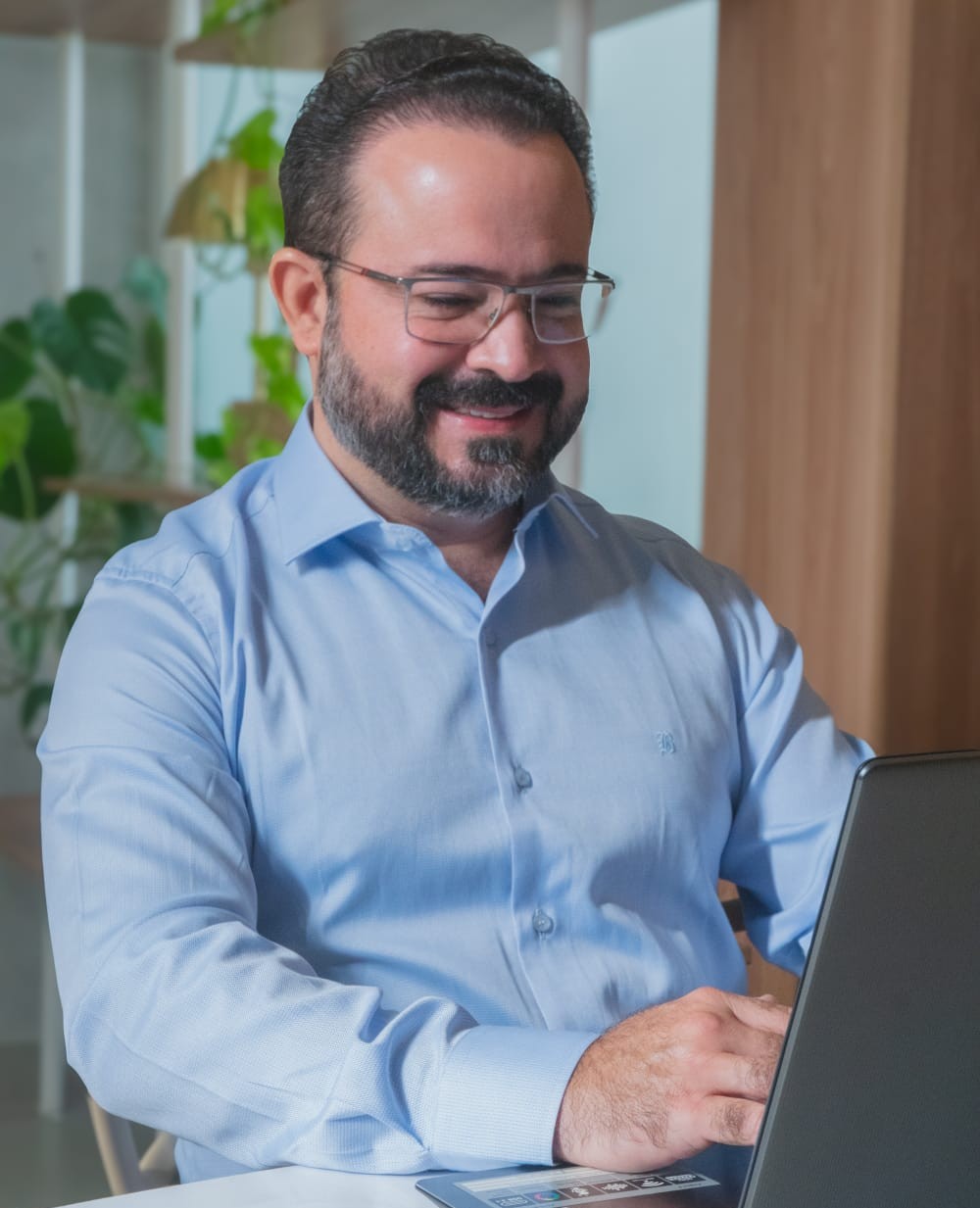 Fabrício Silva no computador durante atendimento online